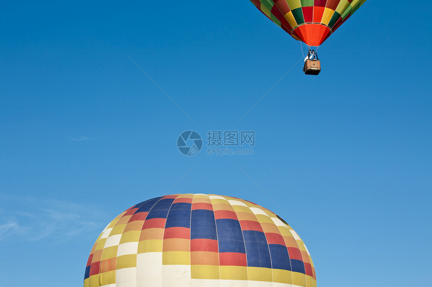 彩色的热空气球可以飞起来了而另一个已经在飞向图片