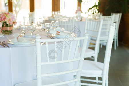 为婚宴准备的精美餐桌白色椅子图片