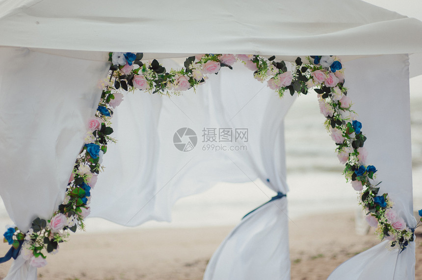 为婚礼浪漫仪式装饰的拱门图片