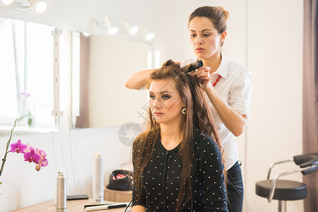 理发师为美发店的妇女理发时装和美观概念图片