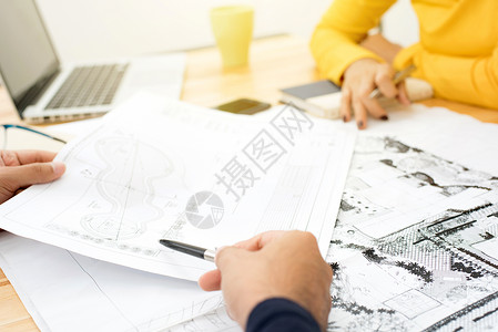 讨论会议蓝图的建筑师或地貌图片