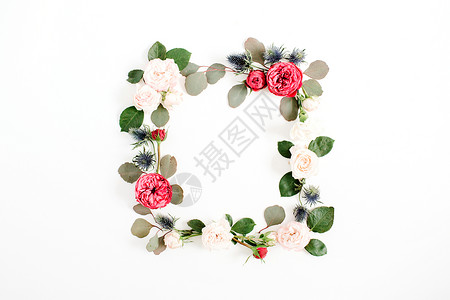 由红色和米色玫瑰花蕾桉树枝和叶子制成的圆形框架花环图片