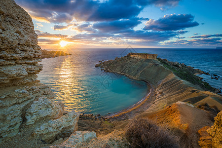 这是马耳他日落时最美丽的海滩图片