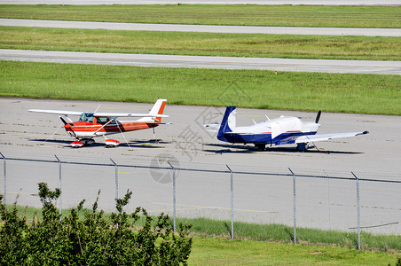 机场跑道上的小型私人飞机数量极高清图片