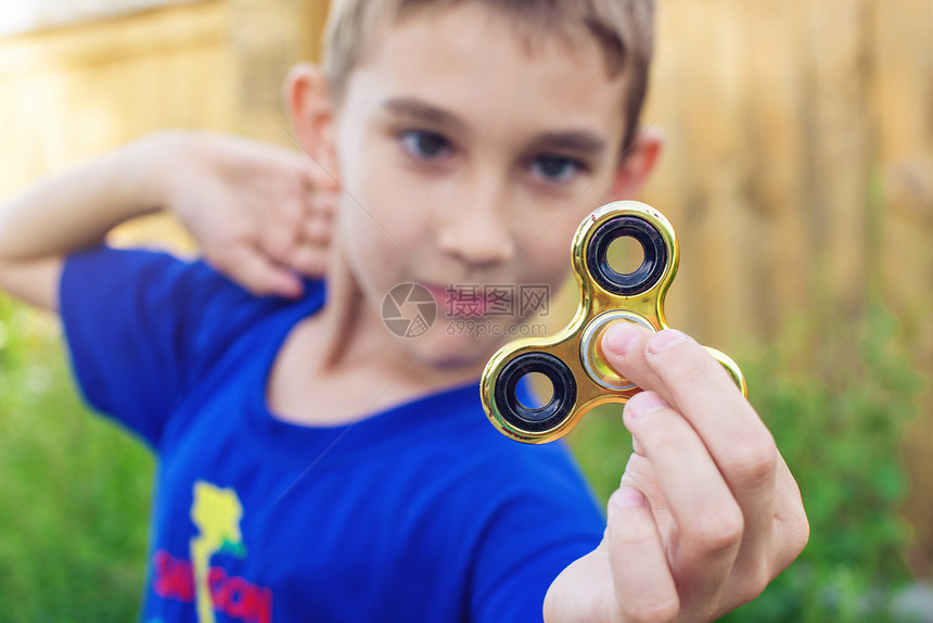 一个男孩在户外玩旋转器儿童抗压玩具图片