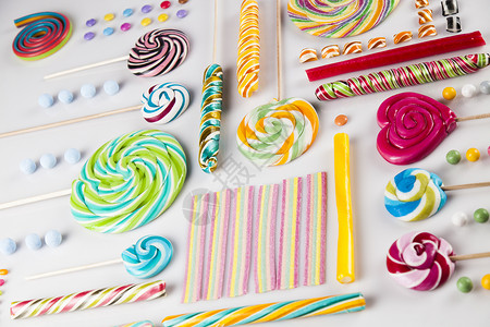 五颜六色的棒糖和不同颜色的圆形糖图片