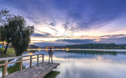 海岸湖的日落与戏剧天空使风景更加浪漫图片