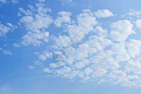 蓝色天空上美丽的星云复制图片
