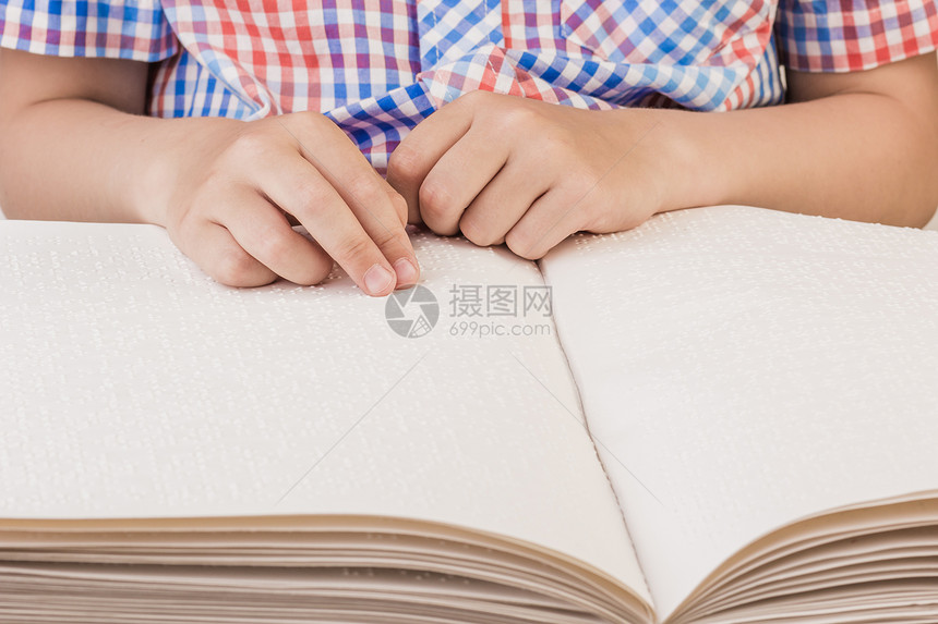 盲童正在看一本用盲文写的书用手指图片