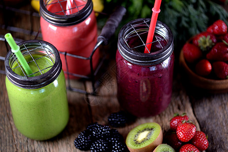 黑莓草莓鳄梨猕猴桃青苹果菠菜天然酸奶和蜂蜜制成的健康冰图片