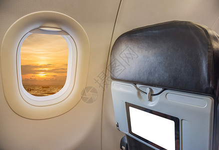 白色空白窗口的飞机上的座位和窗户图像以及广告板图片