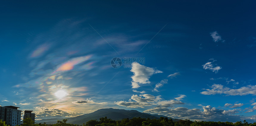 蓝天和山上彩虹颜色的全景图象在泰国DoiSuthepCha图片