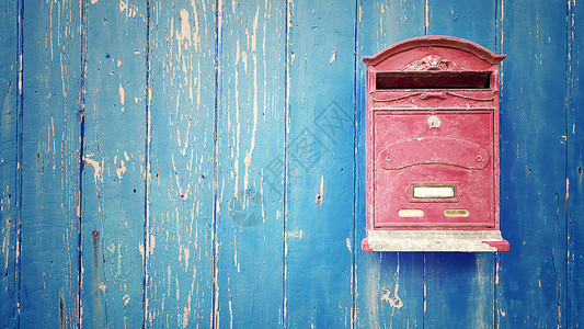 老式木门上的红色邮箱图片