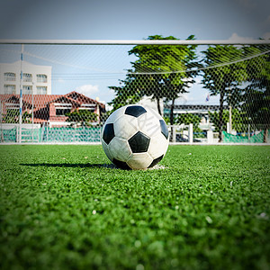 足球在足球场绿色图片