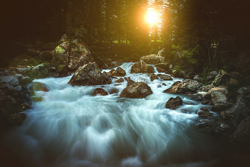风景秀丽的高山瀑布日落山河冲图片