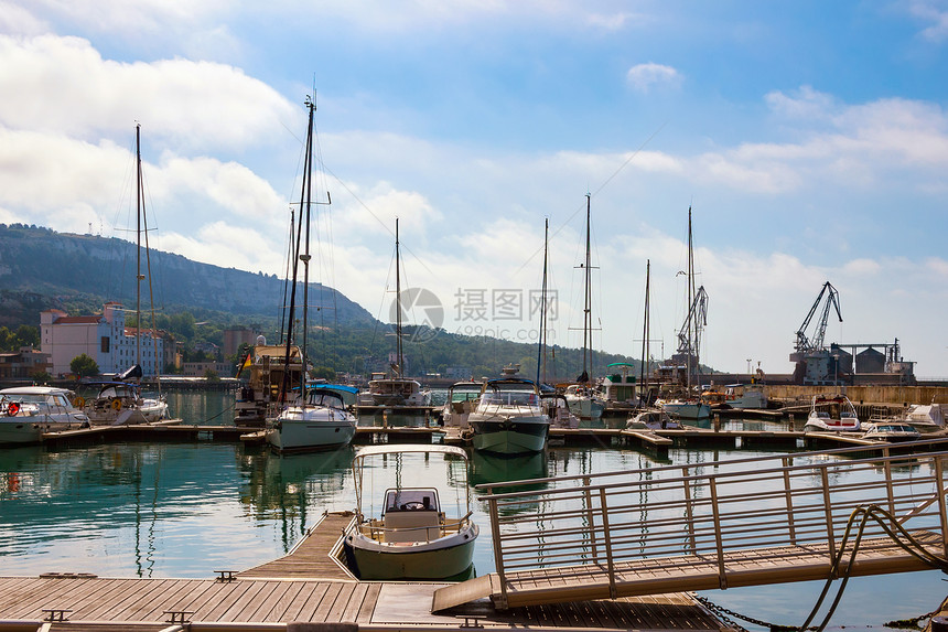 游艇帆船和游艇停靠在保加利亚黑海岸的Balc图片