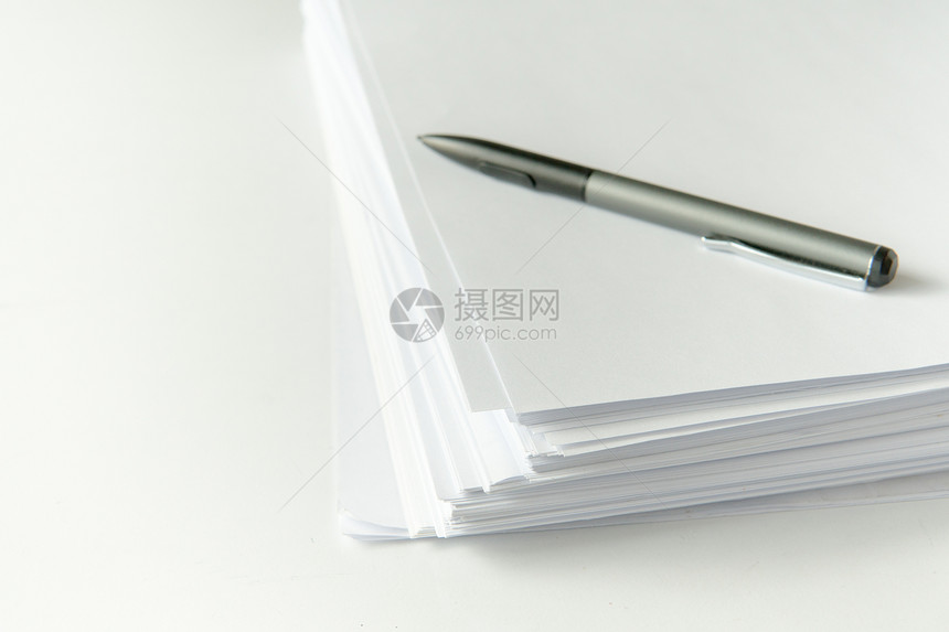 白桌上的空白纸空堆叠文件纸和办图片