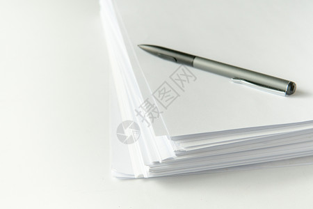 白桌上的空白纸空堆叠文件纸和办图片