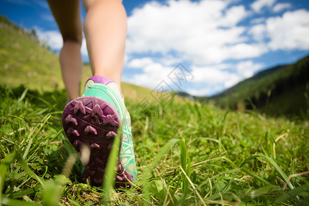 穿着运动登山鞋在山上行走的女人在夏季大自然中慢跑徒步旅行远足或训练鼓舞人心激励人心的健背景图片