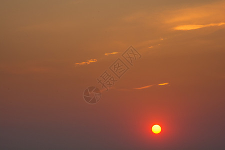 日落和云雾时有红太图片