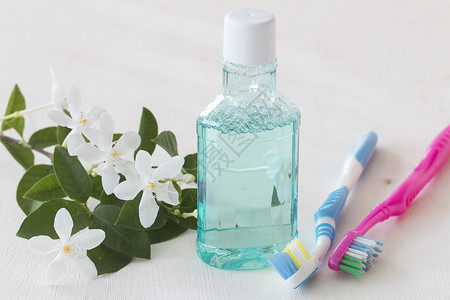 用于健康护理口腔的漱口水来自大然和白色的牙刷图片