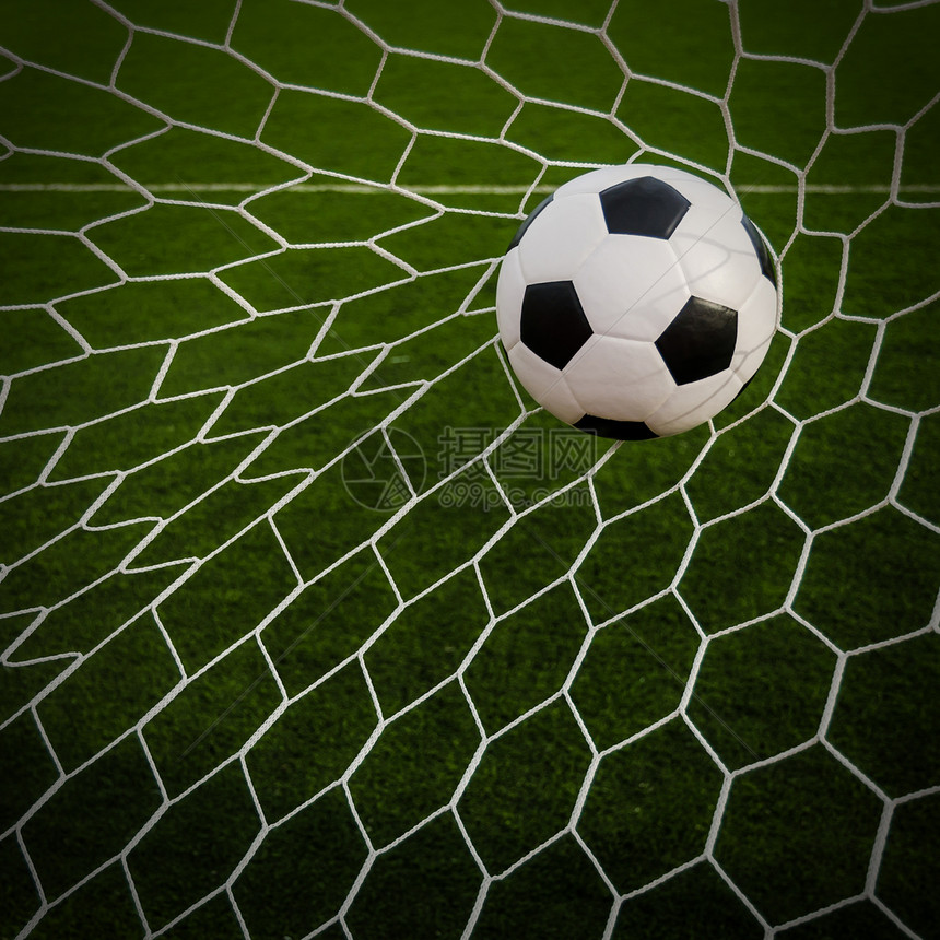 足球在目标网中的形象与绿草田为了体育图片