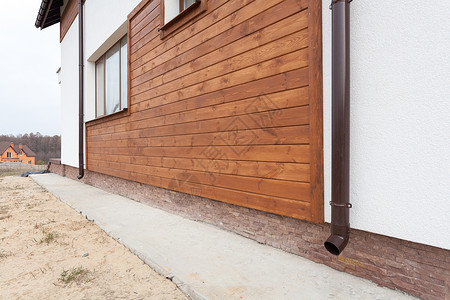 房子里有白墙和木板的新棕色铜排水沟高清图片