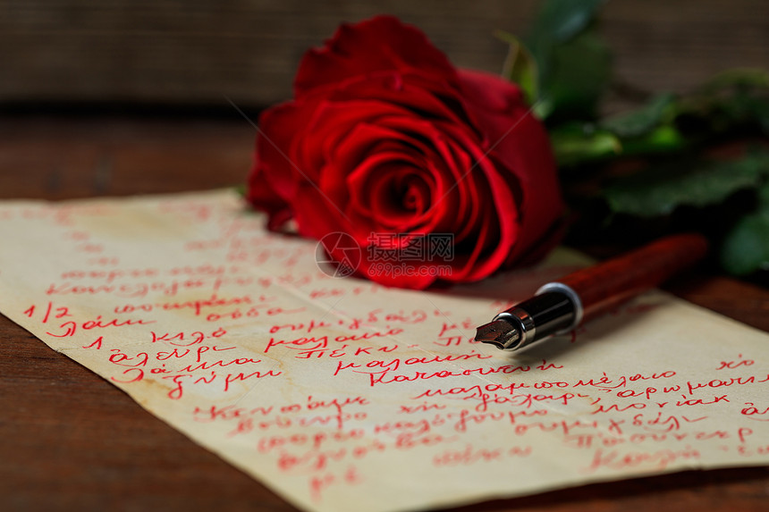 红玫瑰和一根墨笔在图片
