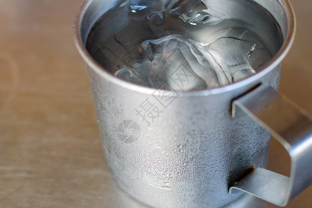 金属玻璃或冷水杯不锈钢桌底面有冰亚图片