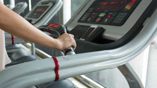在健身房锻炼运动俱乐部中心的跑步机有氧运动机上慢跑和步燃烧脂肪图片