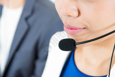 以操作员或电话推销商身份佩戴麦克风耳机的妇女呼叫中心和图片