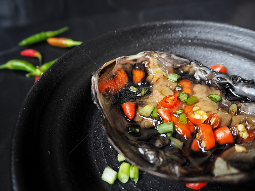 用酱油和腌制螃蟹的美味韩国菜特写图片