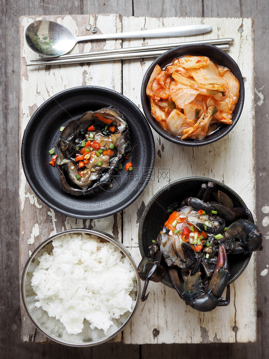 用酱油和腌制螃蟹的美味韩国菜肴的顶视图图片