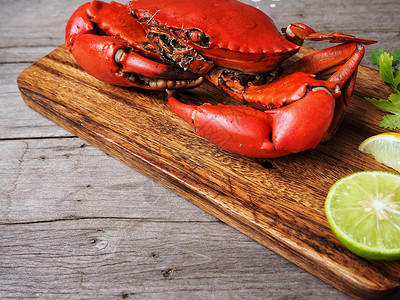 近距离观看美味新鲜的螃蟹木制餐桌上的图片