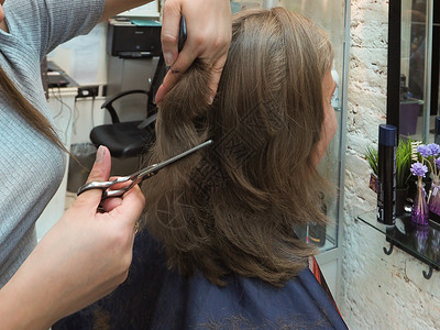 剪头发的近身理发师在理发沙龙里做图片