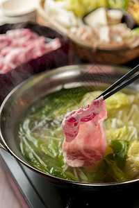 用美味的日本食材制作的火锅料理图片