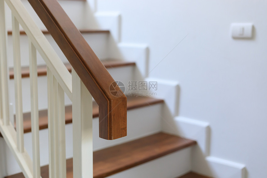 白色现代房屋室内设计楼层梯上的图片