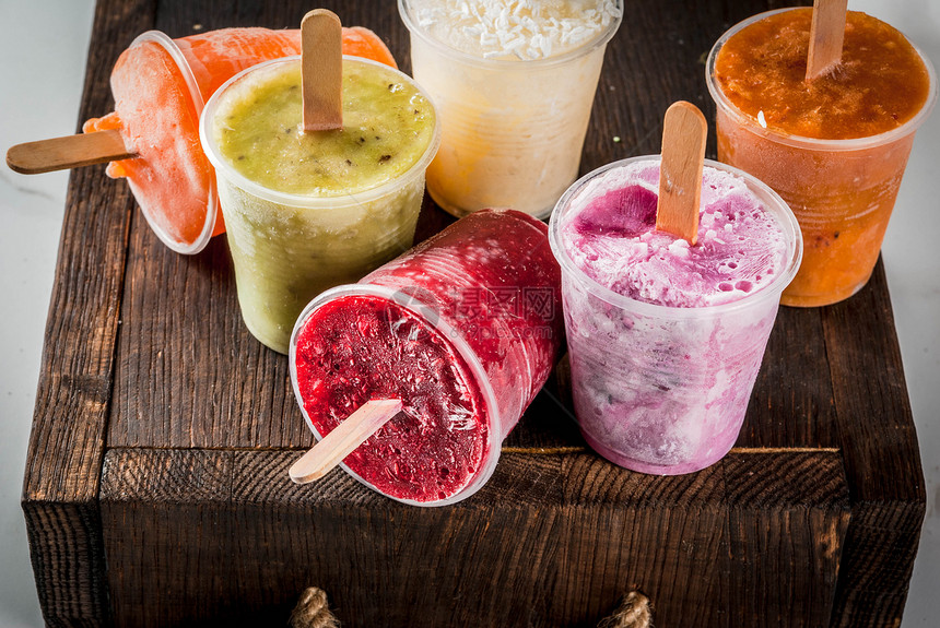 健康的夏季甜点冰淇淋冰棒冷冻热带果汁图片