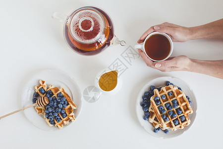 美味的华夫饼和茶的美味早餐的顶视图图片