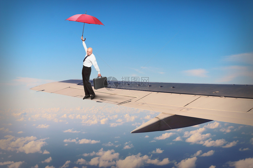 乘客或驾驶员在飞机翼搭乘伞式大赛图片