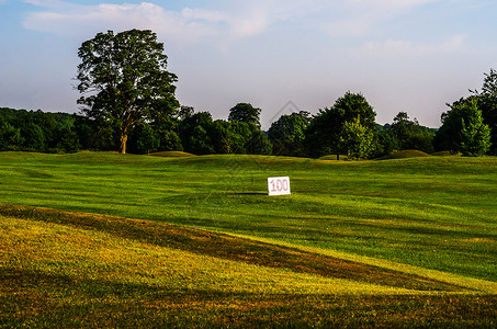 高尔夫球场在美好的一天图片