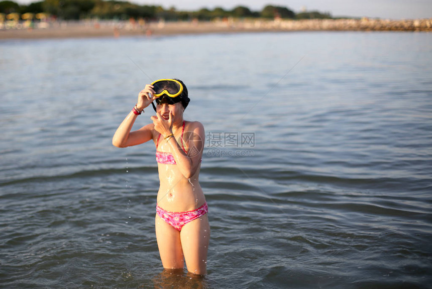 穿泳衣戴潜水面具在海水中图片