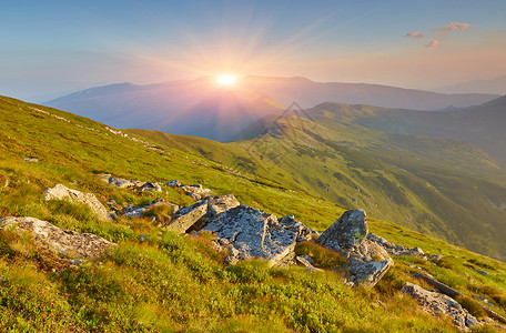 山上美丽的夏日风景黎图片