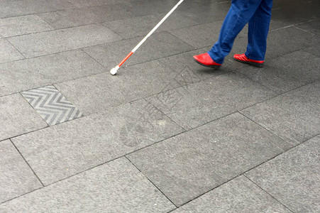 视力受损者用长的白拐杖棍在图片