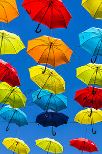 在利物浦市中心的一条街上悬浮了200顶彩色雨伞图片
