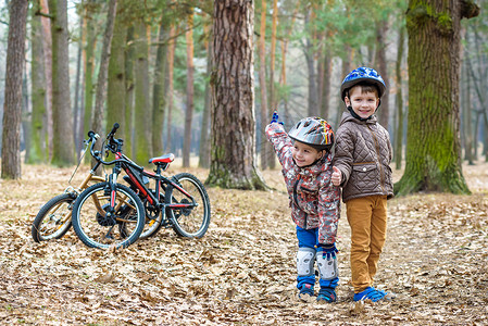 孩子们骑在森林中的自行车上图片