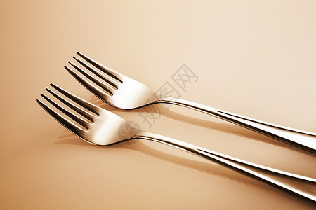 桌子上的两个叉子背景图片