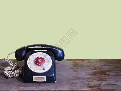 木桌上的黑色老式电话图片
