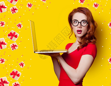 黄色背景中穿着红色连衣裙的笔记本电脑的图片