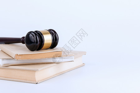 木架和背景书籍法律与正义概图片